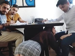 La maestra se pone cachonda y todos se la cogen en el saln de clases GANG BANG (1/2)