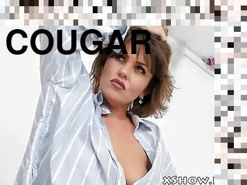 Cougar amateur woman orgasming on live camshow
