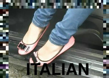 Jeans-clad Italian chick showing off her beautiful feet