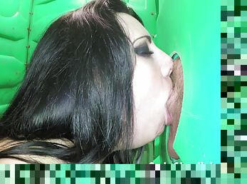 Porta Gloryhole Tattooed girl sucking cock in public