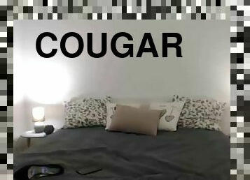 Wet cougar mom cumming on webcam show
