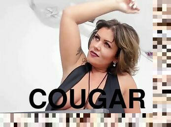 Cougar amateur milf cumming on webcam show