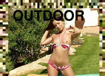 Sexy chick Britney engages in the outdoors pussy masturbation