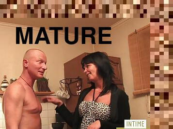 Mature fuck in the kitchen