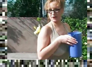 Mature chick in glasses takes hard pussy pounding outdoors