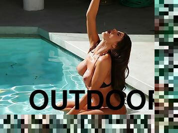 Sizzling Chelsie Farah shows her perfect body by the pool