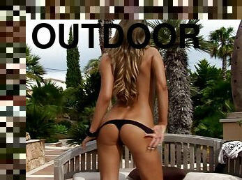Incredibly Hot Babe with Hot Ass and Long Legs Masturbates Outdoors
