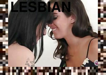 Lesbians scissoring each others pussies til they cum