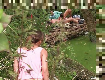 Natural babe lets her new buddies bang her on the local river