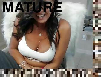Mature wet woman cumming on webcam