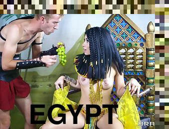 Kinky Egyptian queen is getting spooned in a pretty rough way