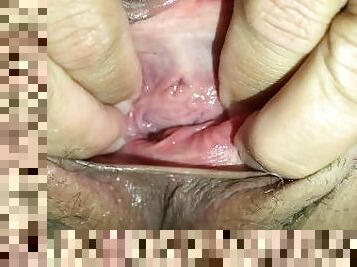 MILF pushes 4 fingers in her wet pussy CLOSEUP