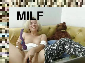 Hottest Milf Toys Herself On Webcam