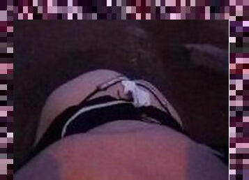 Femboy ensea en culo en la calle vestido de puta