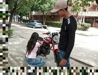 MI NUEVA AMIGA DE LA UNIVERSIDAD ME ESTABA AYUDANDO A ARREGLAR LA MOTO Y ME COBRO CON SEXO