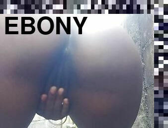 EBONY MILF MOM PEE OUTSIDE THEN MASTERBATE PUSSY