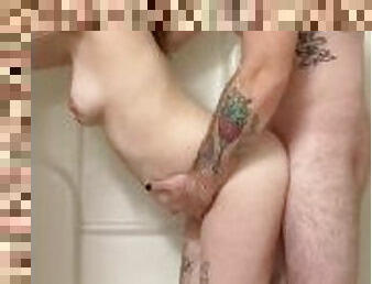boyfriend pissing in me in the shower ????