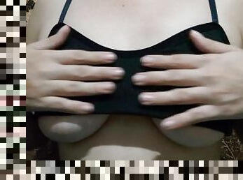 CHICA DE TETAS NATURALES HACE ASMR RASCANDO PECHOS