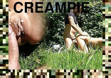 SCHLANKE BLONDINE BEKOMMT CREAMPIE IM PARK