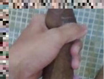 ME BAÑO Y MI VERGA CON UNA LIGA EYACULA RICO