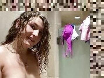 Tranny jerks off in the shower