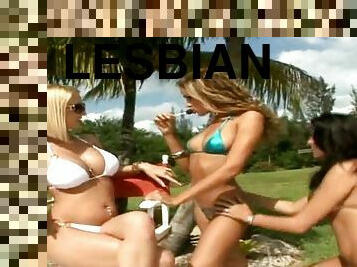 Spectacular Lesbians Enjoying the Sun in Outdoors Lesbian Threesome