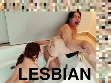 Putas Lesbianas tienen sexo caliente en el jacuzzi de un motel - Kylei Ellish y Celeste Alba