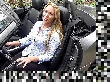 BLONDINE WIRD IM CABRIO OUTDOOR-SEX