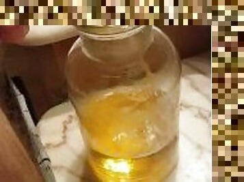 Faccio la pipì in un vaso per sfoggiare tutto il mio liquido giallo dorato