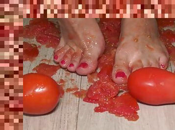 She Makes Tomato Juice Naked And Gets Horny While Doing It - KinkyBitches