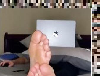 Admire the soles of feet ????