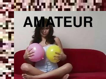 Mia uses ballons in masturbation on the couch on webcam forum