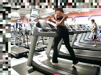 Babe Flashes Her Hot Ass While Working Out at the Gym