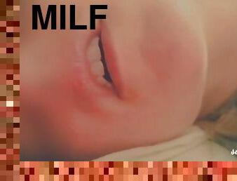 MILF fucks herself face / lips closeup
