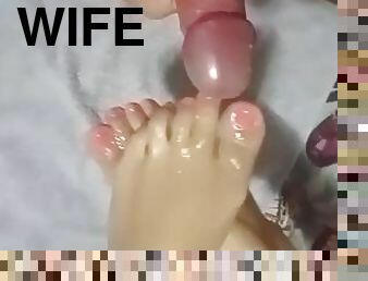 Hot swinger wife gets a huge cum load on her feet from another man while her husband watches and rec