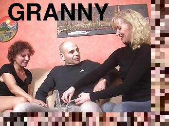 Buxom granny with a great ass enjoying a hardcore threesome