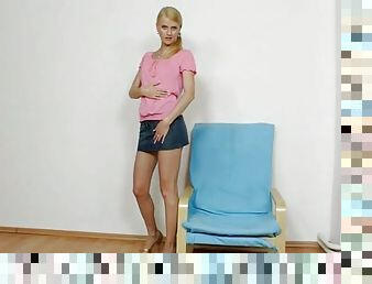 This smoking hot blonde is wearing a miniskirt and it looks good, those legs are sweet