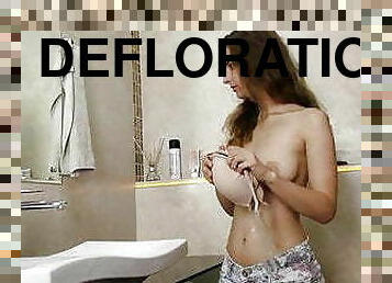 Babe Margaret Robbie in the bathroom on defloration channel