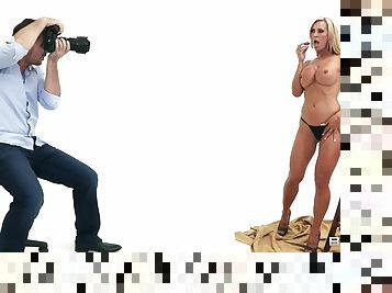 Fake-boobed blonde milf Amber Lynn seduces a photographer & fucks him