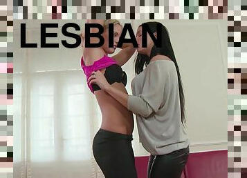 Lesbian hos Vanda L and Viky suck pussy lips and finger fuck