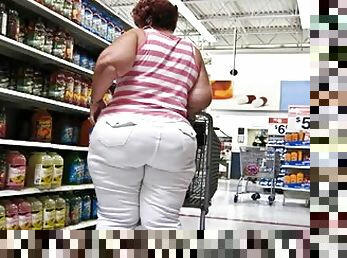 Chubby big-assed woman gets caught on a voyeur's cam in a supermarket
