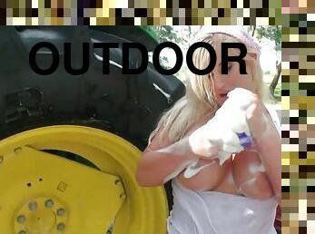 Curvaceous Julie Cash soaps her body and fucks outdoors