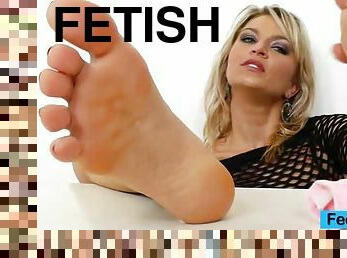 Sexy latina Isabella Christin bare foot sole fetish
