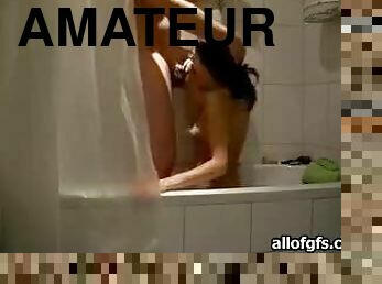 Amateur Brunette Goes Down On Her Boyfriend In The Bathtub