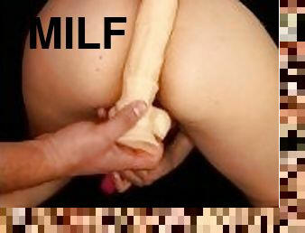 Milf es sorprendida masturbandose y es penetrada con dildo de 28cm