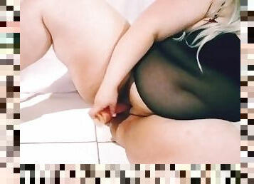 Bbw gorda jugando con dildo. Mostrando sus ricas tetas y su culo. Mojandose toda