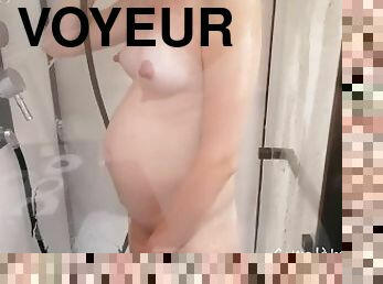 une belle femme enceinte se douche et me suce juste après