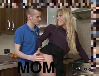 Pounding My Mate´s Mom