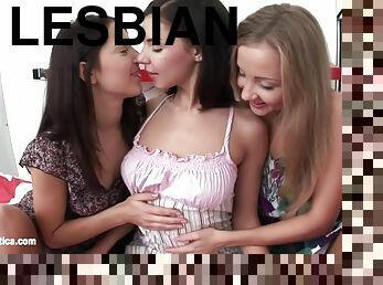 lesbiana, con-los-dedos, trío, primera-persona, rubia, lencería, adorable, morena