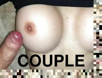 Casal FIRECOUPLEXXX. Punheta sobre os peitos deliciosos da Sra FCXXX